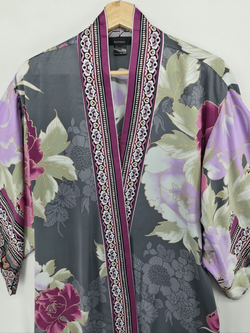 Natori Floral Kimono Robe Gray Purple Satin Lounge Cover Up Pockets Size Small - Picture 4 of 12